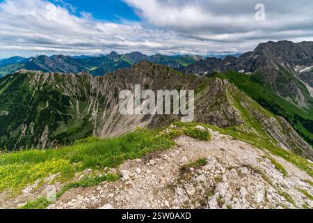 Paysage montagneux à couper le souffle avec des vallées verdoyantes et des pics accidentés à Allgau Banque D'Images