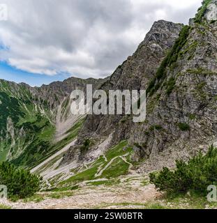 Magnifique tour de montagne à Bad Hindelang jusqu'au sommet de Breitenberg et Rotspitze avec une courte via ferrata sur le Hohe Gaenge Banque D'Images
