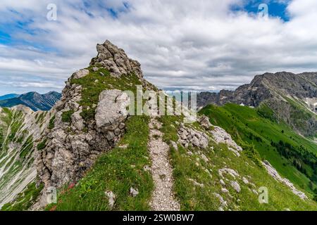 Magnifique tour de montagne à Bad Hindelang jusqu'au sommet de Breitenberg et Rotspitze avec une courte via ferrata sur le Hohe Gaenge Banque D'Images