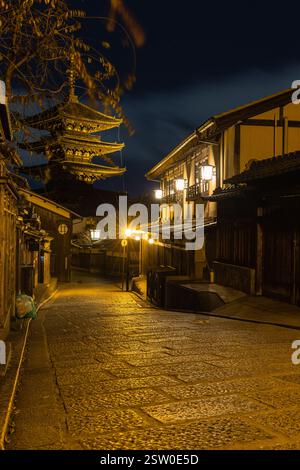 La pagode de cinq étages du temple Hokan-ji et le paysage urbain de Yasaka Uemachi, qui ont été illuminés la nuit dans la ville de Kyoto, préfecture de Kyoto, au Japon Banque D'Images