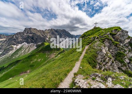 Magnifique tour de montagne à Bad Hindelang jusqu'au sommet de Breitenberg et Rotspitze avec une courte via ferrata sur le Hohe Gaenge Banque D'Images