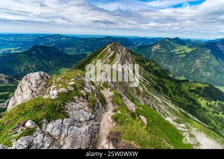 Magnifique tour de montagne à Bad Hindelang jusqu'au sommet de Breitenberg et Rotspitze avec une courte via ferrata sur le Hohe Gaenge Banque D'Images