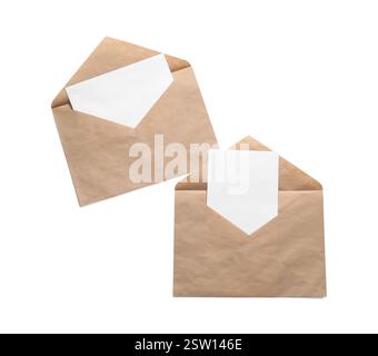 Enveloppes isolées avec des cartes sur blanc, vue de dessus. Maquette pour le design Banque D'Images