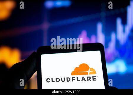 Dhaka, Bangladesh- 05 août 2024 : le logo Cloudflare est affiché sur le smartphone. Cloudflare est une société de technologie basée aux États-Unis offrant un site Web Banque D'Images