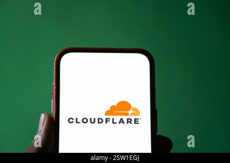 Dhaka, Bangladesh- 05 août 2024 : le logo Cloudflare est affiché sur le smartphone. Cloudflare est une société de technologie basée aux États-Unis offrant un site Web Banque D'Images