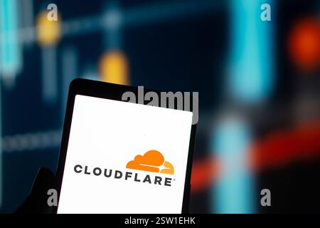 Dhaka, Bangladesh- 05 août 2024 : le logo Cloudflare est affiché sur le smartphone. Cloudflare est une société de technologie basée aux États-Unis offrant un site Web Banque D'Images
