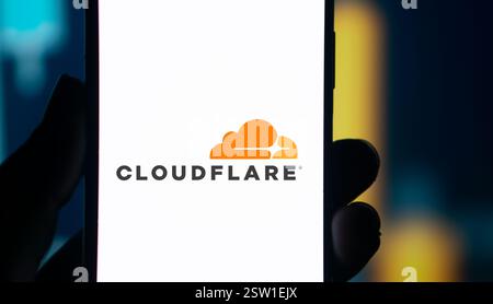 Dhaka, Bangladesh- 05 août 2024 : le logo Cloudflare est affiché sur le smartphone. Cloudflare est une société de technologie basée aux États-Unis offrant un site Web Banque D'Images