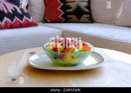 Salade de fruits frais dans un bol en verre sur une table en bois Banque D'Images