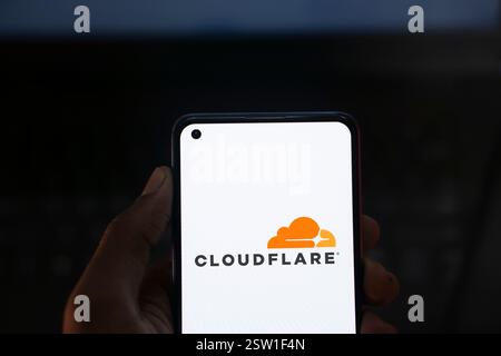 Dhaka, Bangladesh- 05 août 2024 : le logo Cloudflare est affiché sur le smartphone. Cloudflare est une société de technologie basée aux États-Unis offrant un site Web Banque D'Images