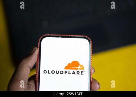 Dhaka, Bangladesh- 05 août 2024 : le logo Cloudflare est affiché sur le smartphone. Cloudflare est une société de technologie basée aux États-Unis offrant un site Web Banque D'Images