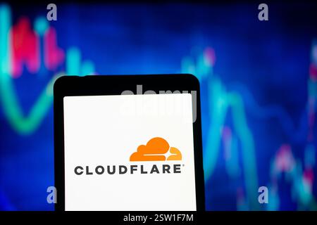 Dhaka, Bangladesh- 05 août 2024 : le logo Cloudflare est affiché sur le smartphone. Cloudflare est une société de technologie basée aux États-Unis offrant un site Web Banque D'Images