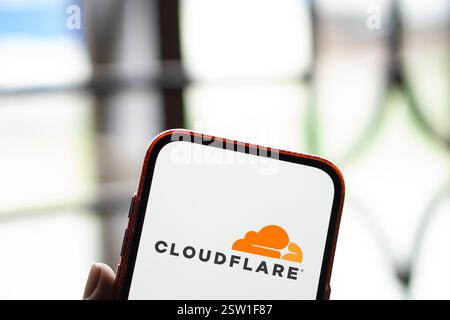 Dhaka, Bangladesh- 05 août 2024 : le logo Cloudflare est affiché sur le smartphone. Cloudflare est une société de technologie basée aux États-Unis offrant un site Web Banque D'Images