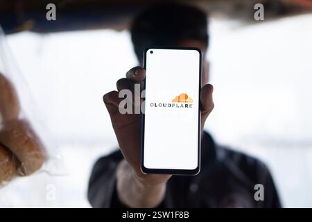 Dhaka, Bangladesh- 05 août 2024 : le logo Cloudflare est affiché sur le smartphone. Cloudflare est une société de technologie basée aux États-Unis offrant un site Web Banque D'Images