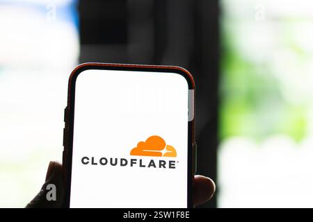 Dhaka, Bangladesh- 05 août 2024 : le logo Cloudflare est affiché sur le smartphone. Cloudflare est une société de technologie basée aux États-Unis offrant un site Web Banque D'Images