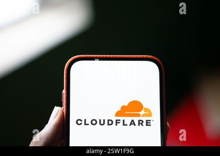 Dhaka, Bangladesh- 05 août 2024 : le logo Cloudflare est affiché sur le smartphone. Cloudflare est une société de technologie basée aux États-Unis offrant un site Web Banque D'Images