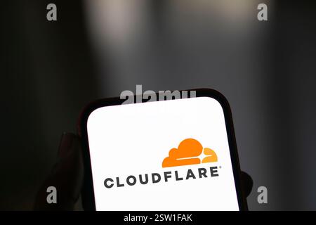 Dhaka, Bangladesh- 05 août 2024 : le logo Cloudflare est affiché sur le smartphone. Cloudflare est une société de technologie basée aux États-Unis offrant un site Web Banque D'Images