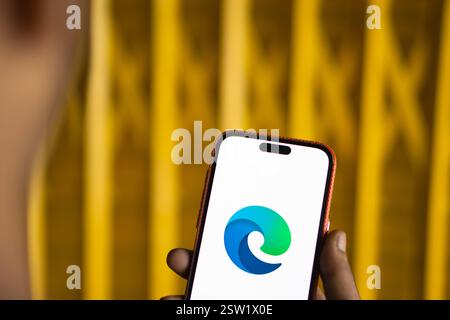 Dhaka, Bangladesh- 07 août 2024 : le logo Microsoft Edge est affiché sur le smartphone. Microsoft Edge (ou simplement surnommé Edge) est un p. Banque D'Images