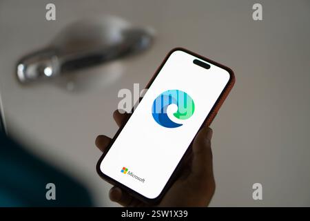 Dhaka, Bangladesh- 07 août 2024 : le logo Microsoft Edge est affiché sur le smartphone. Microsoft Edge (ou simplement surnommé Edge) est un p. Banque D'Images
