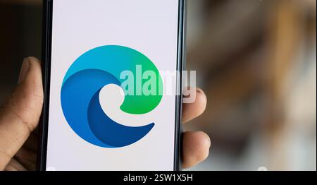 Dhaka, Bangladesh- 07 août 2024 : le logo Microsoft Edge est affiché sur le smartphone. Microsoft Edge (ou simplement surnommé Edge) est un p. Banque D'Images