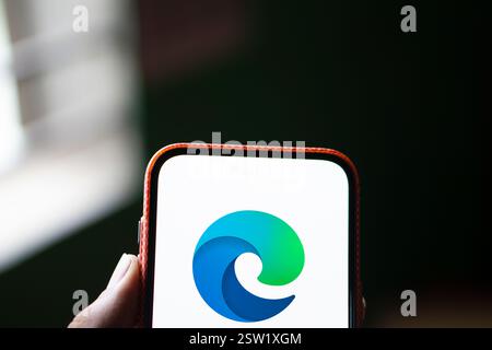 Dhaka, Bangladesh- 07 août 2024 : le logo Microsoft Edge est affiché sur le smartphone. Microsoft Edge (ou simplement surnommé Edge) est un p. Banque D'Images