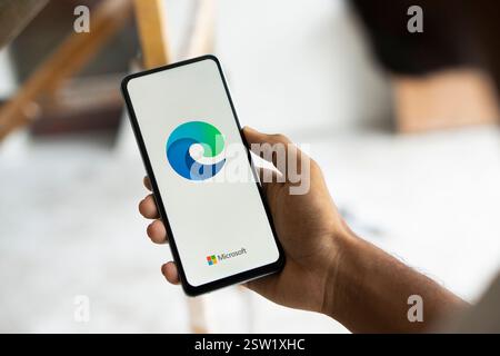 Dhaka, Bangladesh- 07 août 2024 : le logo Microsoft Edge est affiché sur le smartphone. Microsoft Edge (ou simplement surnommé Edge) est un p. Banque D'Images