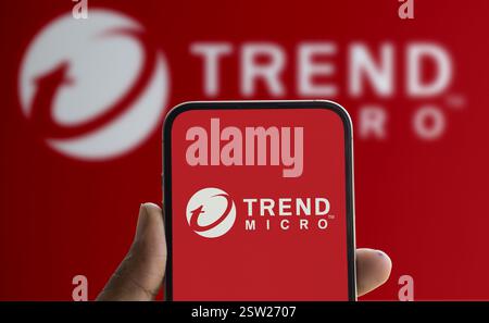 Dhaka, Bangladesh- 09 août 2024 : le logo Trend Micro Inc. est affiché sur le smartphone. Trend Micro Inc â est un cyb américain-JapaneseÂ Banque D'Images