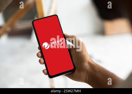 Dhaka, Bangladesh- 09 août 2024 : le logo Trend Micro Inc. est affiché sur le smartphone. Trend Micro Inc â est un cyb américain-JapaneseÂ Banque D'Images