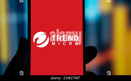 Dhaka, Bangladesh- 09 août 2024 : le logo Trend Micro Inc. est affiché sur le smartphone. Trend Micro Inc â est un cyb américain-JapaneseÂ Banque D'Images