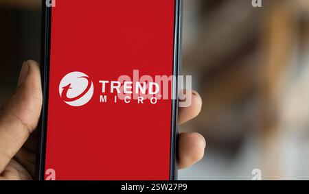 Dhaka, Bangladesh- 09 août 2024 : le logo Trend Micro Inc. est affiché sur le smartphone. Trend Micro Inc â est un cyb américain-JapaneseÂ Banque D'Images