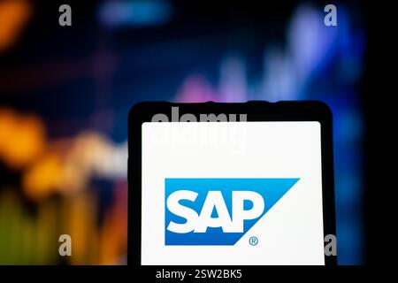 Dhaka, Bangladesh- 11 août 2024 : le logo SAP se est affiché sur le smartphone. SAP se est une multinationale allemande de logiciels basée Banque D'Images