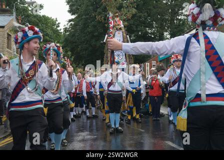 Saddleworth Rushcart et des équipes de danseurs Morris dansant. Monter le chariot de rush assis sur le dessus est le Jockey - John Squirrel. Le rushcart est pris – tiré autour de la communauté. Les danseurs dansent à chaque arrêt. Week-end du jour férié d'août. Greenfield, Saddleworth, Lancashire, Greater Manchester, Angleterre 25 août 2012 2010s UK HOMER SYKES Banque D'Images