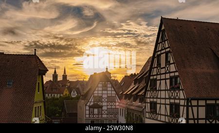 Coucher de soleil sur les charmants toits de Rothenburg ob der Tauber, Allemagne Banque D'Images