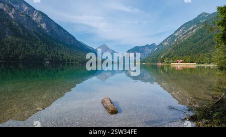 Réflexions tranquilles sur les eaux cristallines de Plansee en Autriche pendant une journée ensoleillée Banque D'Images