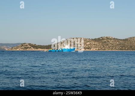 Biograd, Croatie - 10 octobre 2020 : bateau de pêche, chalutier naviguant dans la mer Adriatique Banque D'Images