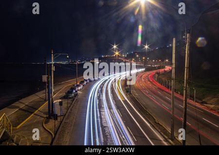 Lumières sur le littoral du pont piétonnier Maria Reiche, district de Miraflores - Lima, Pérou Banque D'Images