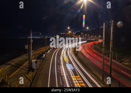 Lumières sur le littoral du pont piétonnier Maria Reiche, district de Miraflores - Lima, Pérou Banque D'Images