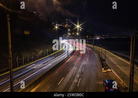 Lumières sur le littoral du pont piétonnier Maria Reiche, district de Miraflores - Lima, Pérou Banque D'Images