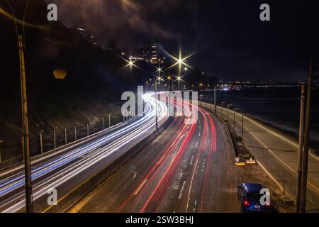 Lumières sur le littoral du pont piétonnier Maria Reiche, district de Miraflores - Lima, Pérou Banque D'Images
