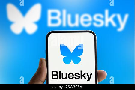 Dhaka, Bangladesh- 05 août 2024 : le logo BlueSky est affiché sur le smartphone. BlueSky est une plateforme sociale de microblogging. Banque D'Images