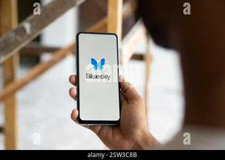 Dhaka, Bangladesh- 05 août 2024 : le logo BlueSky est affiché sur le smartphone. BlueSky est une plateforme sociale de microblogging. Banque D'Images