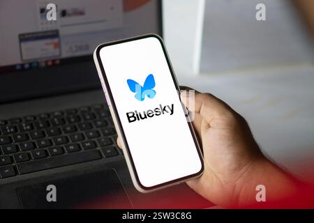 Dhaka, Bangladesh- 05 août 2024 : le logo BlueSky est affiché sur le smartphone. BlueSky est une plateforme sociale de microblogging. Banque D'Images