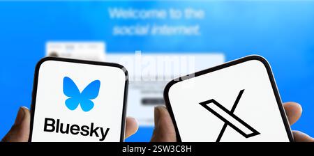 Dhaka, Bangladesh- 05 août 2024 : le logo BlueSky et X (twitter) est affiché sur le smartphone. Banque D'Images