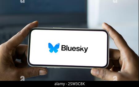 Dhaka, Bangladesh- 05 août 2024 : le logo BlueSky est affiché sur le smartphone. BlueSky est une plateforme sociale de microblogging. Banque D'Images