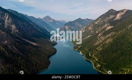 Vue aérienne à couper le souffle sur le paisible lac Plansee entouré de montagnes majestueuses en Autriche Banque D'Images