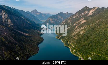 Vue aérienne à couper le souffle sur le pittoresque lac Plansee niché dans les montagnes de l'Autriche Banque D'Images