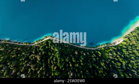 Vue aérienne à couper le souffle sur les eaux turquoises et la végétation luxuriante à Plansee, Autriche pendant l'été Banque D'Images