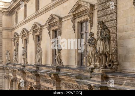 Paris, France - 02 23 2022 : alignement de statues en pierre sur l'une des façades extérieures du Musée Banque D'Images