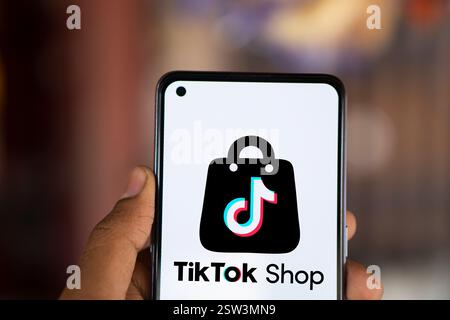 Dhaka, Bangladesh- 10 septembre 2024 : le logo TikTok Shop est affiché sur le smartphone. TikTok Shop est une fonctionnalité e-commerce de la vidéo h. Banque D'Images