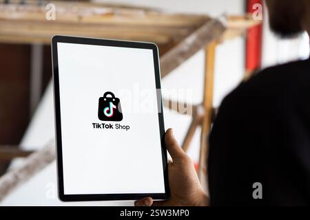 Dhaka, Bangladesh- 10 septembre 2024 : le logo TikTok Shop est affiché sur iPad. TikTok Shop est une fonctionnalité e-commerce de l'hébergement vidéo Banque D'Images