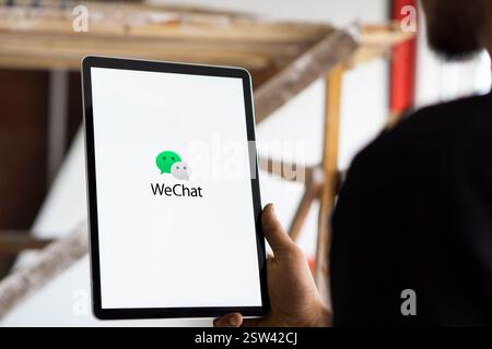 Dhaka, bangladesh- 18 septembre 2024 : le logo WeChat est affiché sur iPad. Banque D'Images